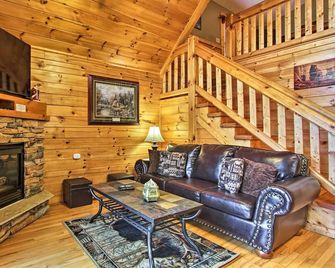 Game Room & Hot Tub! Black Bear Falls Resort Cabin - Gatlinburg - Living room