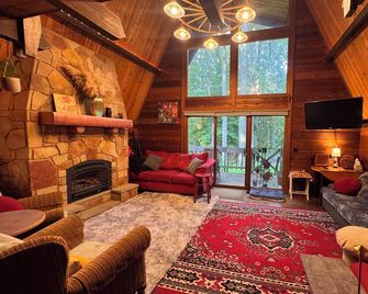 Relax in Nature in a gorgeous cozy cabin space that sleeps up to 8 people. - Indiana - Living room