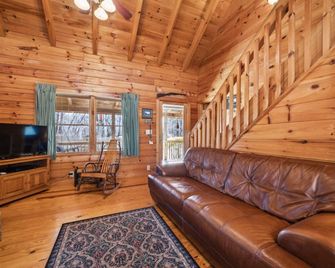 Beautiful Log Cabin In the Lake Lure~ close to Mirror Lake ~ WiFi - Lake Lure - Sala de estar