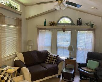 Unplug and Unwind in the Heart of Sussex County - Sussex - Living room