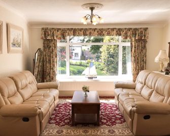 Elerkey Guest House - Truro - Living room