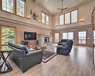 Spacious Lakefront Home with Sunroom and Bar! - Rogers City - Sala de estar