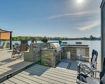 Michigan Island Lake House Sunrise and Sunset Views - Fenton - Balcony
