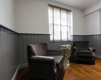 The Kings Head House - Stonehouse - Living room