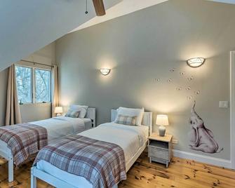 Lakefront Genoa City Home with Private Beach - Genoa City - Bedroom