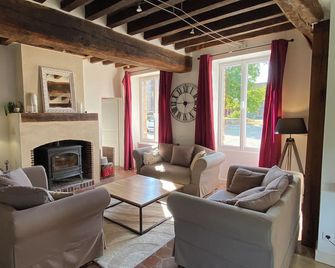 Fully renovated country house, 15 min from Chartres town center - Oinville-sous-Auneau - Living room
