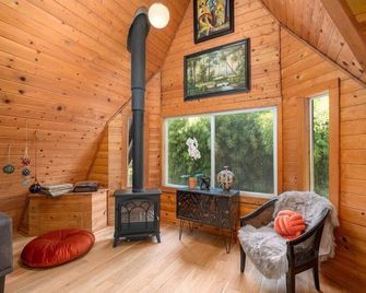 The Zen Den :: Hidden Gem - Redding - Living room