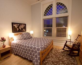 Three Queen Bed - Historic Downtown Apartment In Nicely Appointed Building On Main Street - Walla Walla - Bedroom