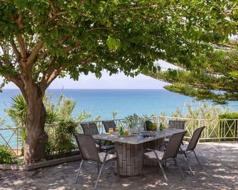 Yialos Villa - Astrakeri - Patio