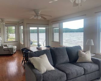 Shelburne Bay Waterfront Getaway - Shelburne - Living room