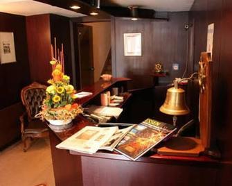 Hotel Diening - Essen - Front desk