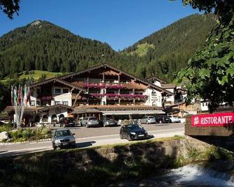 Sport Hotel Majarè - Pozza di Fassa - Bâtiment