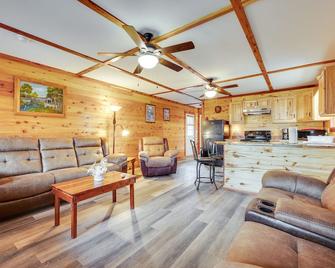 Troy Cabin w/ River Access: Fish, Kayak & More! - Troy - Sala de estar