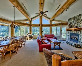 Mountainside Chalet Rental with Ski-In and Ski-Out Access at Sun Peaks Resort, British Columbia - Sun Peaks - Salon