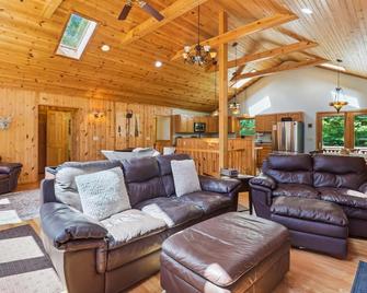 A Rare Mountaintop Retreat That Truly Has It All - Davis - Sala de estar