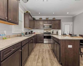 Luxury 2 bedroom townhouse #3 - Lake Charles - Kitchen
