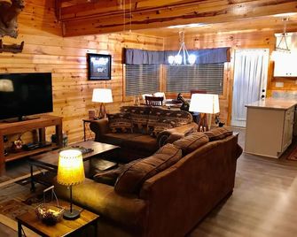 Beautiful Private Getaway Fireplace Hottub Rocking Chair Porch Resort Amenities - Ellijay - Sala de estar