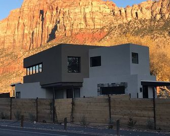 New 2018 Next to Virgin River and town shuttle stop 2 miles ZNP main entrance - Springdale - Building
