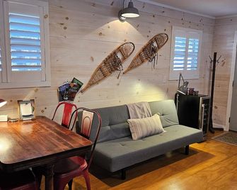 Luxury Cabin on Private Estate in Livingston Manor - Livingston Manor - Living room