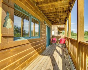 Cozy Three Bears Resort Cabin w/ Deck in Warrens! - Warrens - Balcón