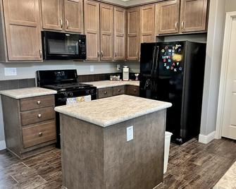 Bright & Beautiful Rose Bowl Retreat - Pasadena - Kitchen