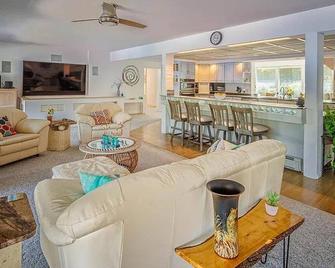 Lakehouse w Private Beach Bar Lg Deck Dock - Milton - Living room