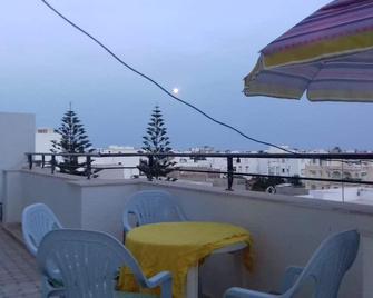 rent for vacancy, pretty well equipped apartment in tourist area of Mahdia - Mahdia - Balkon