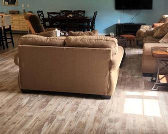 Quiet, Relaxing Family Get-away. Close to many attractions! - Avon Park - Living room