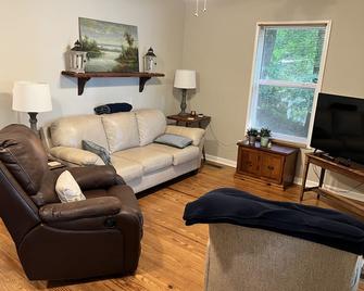 Waterfront oasis perfect for couples or fishermen. - Scottsboro - Living room