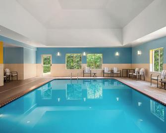 Holiday Inn Express & Suites Fredericksburg By IHG - פרדריקסברג - בריכה