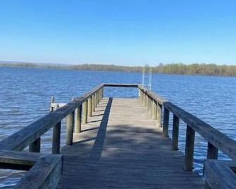 Serenity Now! Modern lakeside cottage - Morrilton