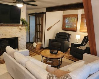 Charming A frame Chalet w/ hot tub in Marble Falls - Harrison - Soggiorno
