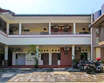 Super OYO 92437 Wahidin Guesthouse - Probolinggo - Building