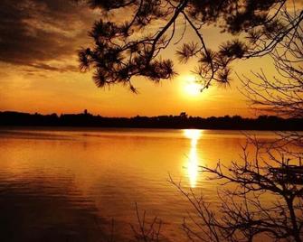 Sunsets and Swimmingwhat more could you ask for? - Moose Lake - Vista del exterior