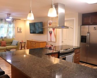 Quiet, Modern Gem K & Q Beds Less Than 2 Miles To Mohegan Sun Casino - Norwich - Cocina