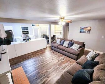 Hot Tub!! Newly Renovated Sunset Themed House. - Pocatello - Living room