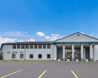 Monsoon Inn - Beaumont - Building