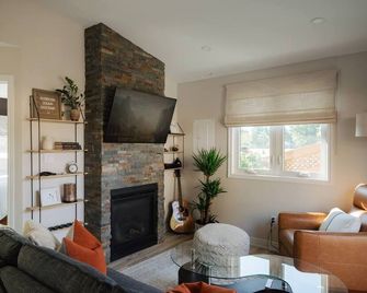 Perfect hideaway with a hot tub and a fireplace - Windsor - Wohnzimmer
