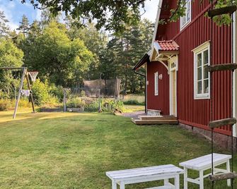 Nice Home In Vimmerby With Lake View - Vimmerby - Innenhof
