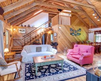 Rustic Retreat | Hike, Explore Charming Towns & Unwind - Roxbury - Sala de estar