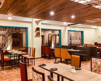 Arch The Baakhli Resort - Rāmnagar - Restaurang