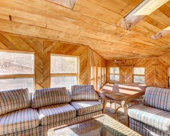 Spacious Woodbury Home with Pool and Hot Tub! - 伍德伯里 - 客廳