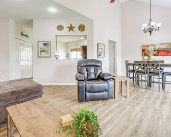 Spacious Frankfort Retreat on Bourbon Trail! - Frankfort - Living room