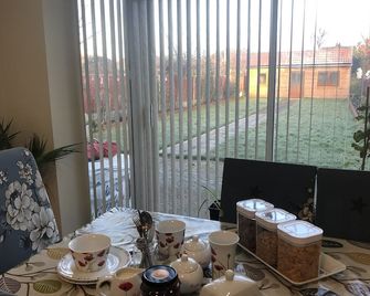 Lyndon B&B - Solihull - Dining room