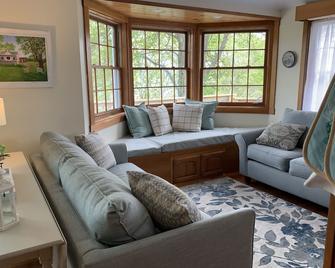 Beautiful house on the Harpswell Peninsula over looking Casco Bay - Harpswell - Living room