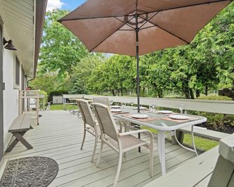 Lavender Field Retreat Nearby the Beach & Farms - East Marion - Patio