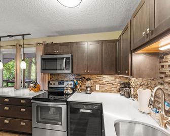 Pet Friendly Chalet, Tucked in the Trees and only three minutes from downtown! - Asheville - Cuisine