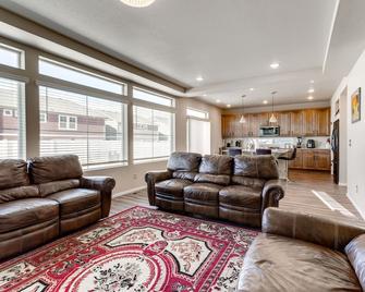 17 Mi to Downtown Denver Modern Aurora Home! - Aurora - Oturma odası