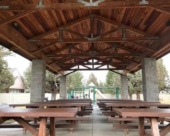 Wow Holy Cow Chalet 3 Bed/2 Bath #wowholycowchalet - Редмонд - Патіо