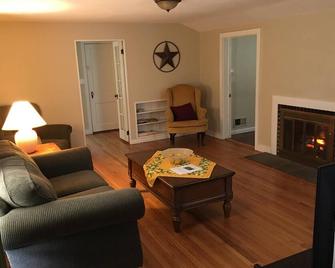 Great House 10 Mins To Yale-New Haven And Quinnipac University - North Haven - Living room